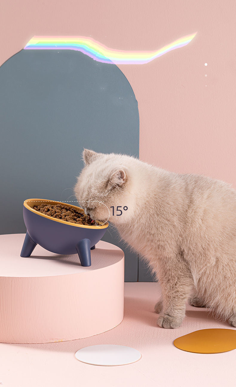 A display of a pet eating from snugglebugsupply Nordic Pet Feeder