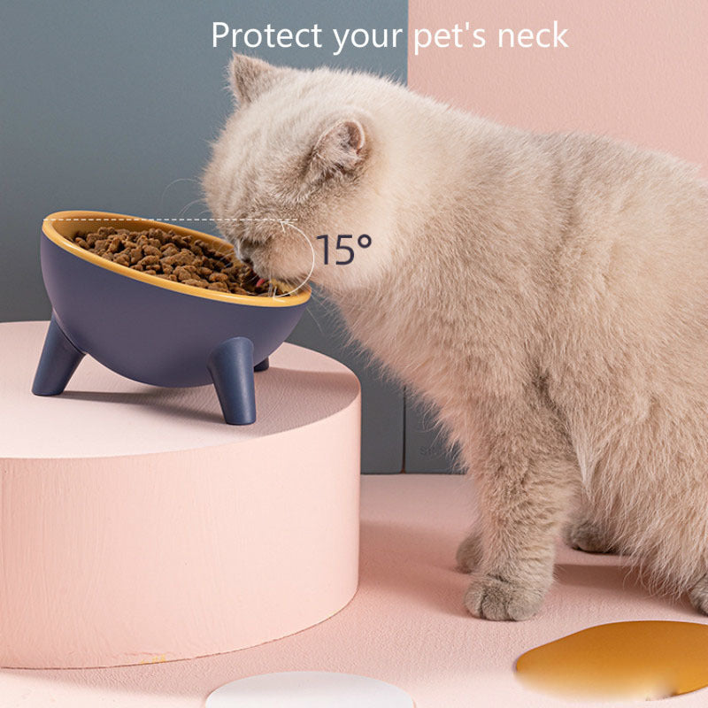 A display of a pet eating from snugglebugsupply Nordic Pet Feeder