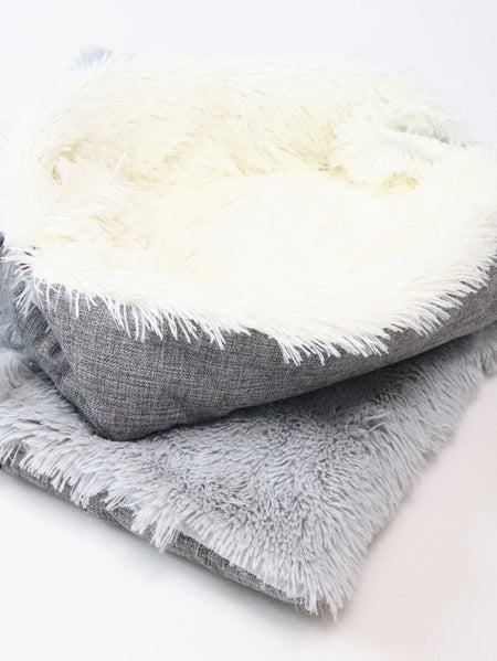 A display image of the snugglebugsupply's  Pet Soft Fleece Blanket Bed